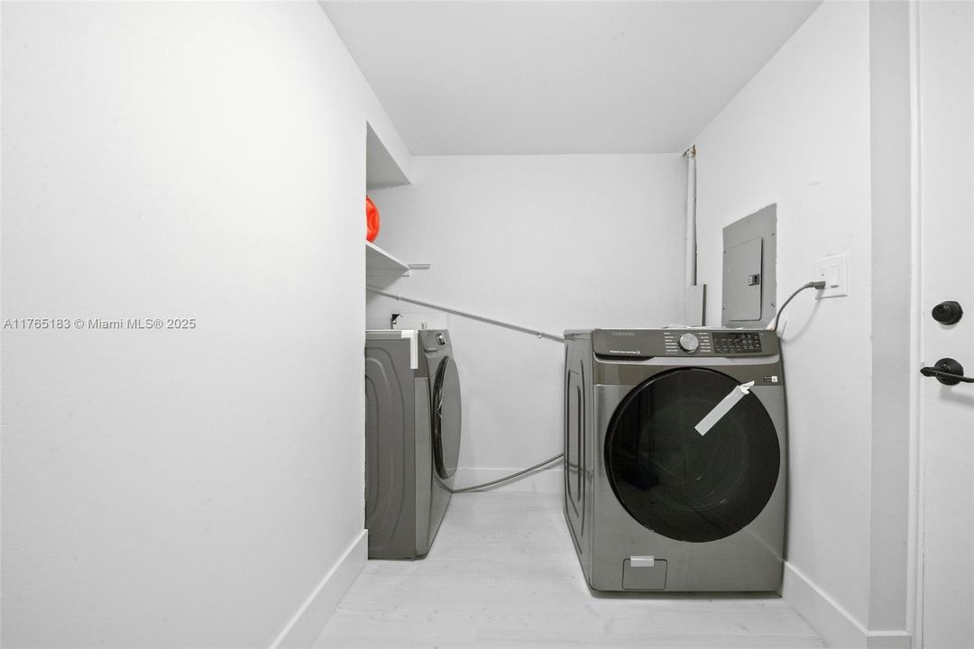 Recently Sold: $945,000 (3 beds, 2 baths, 1167 Square Feet)