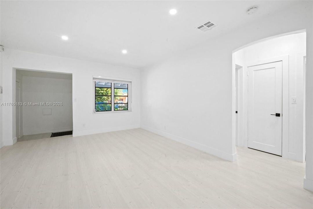 Recently Sold: $945,000 (3 beds, 2 baths, 1167 Square Feet)