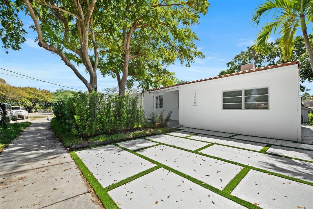 Recently Sold: $945,000 (3 beds, 2 baths, 1167 Square Feet)