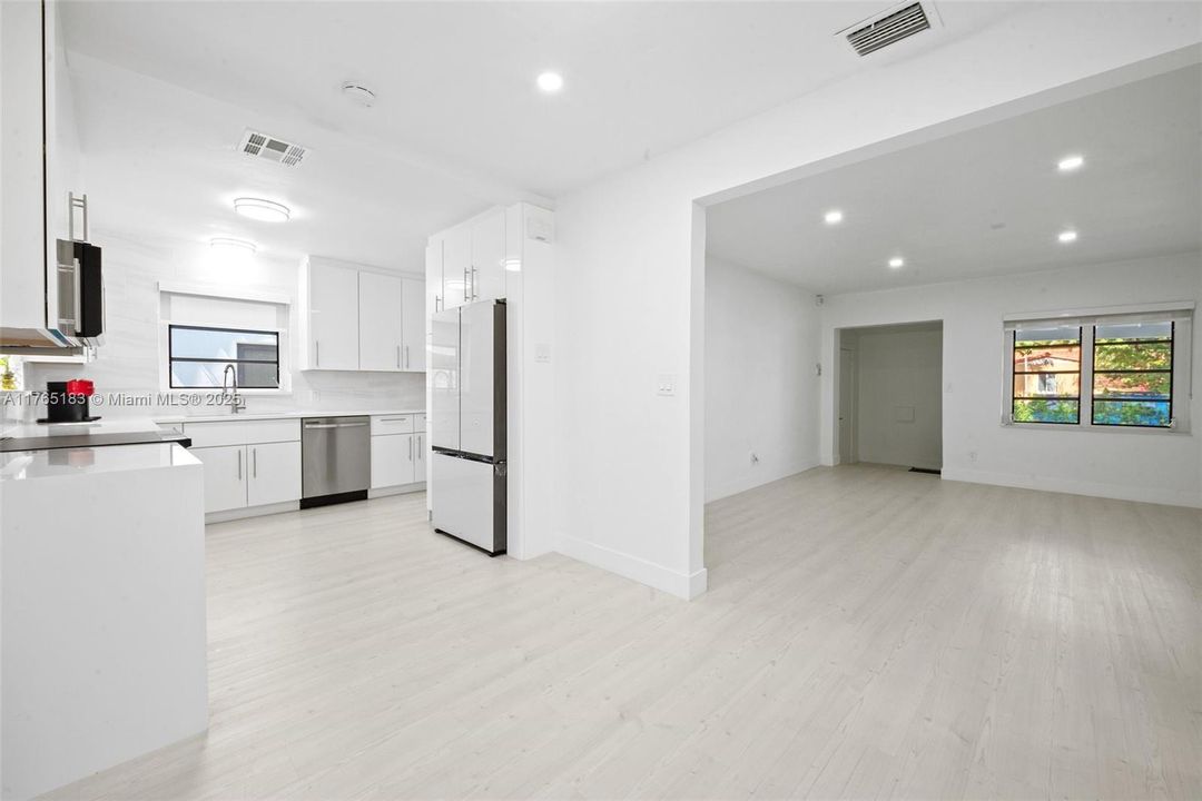 Recently Sold: $945,000 (3 beds, 2 baths, 1167 Square Feet)