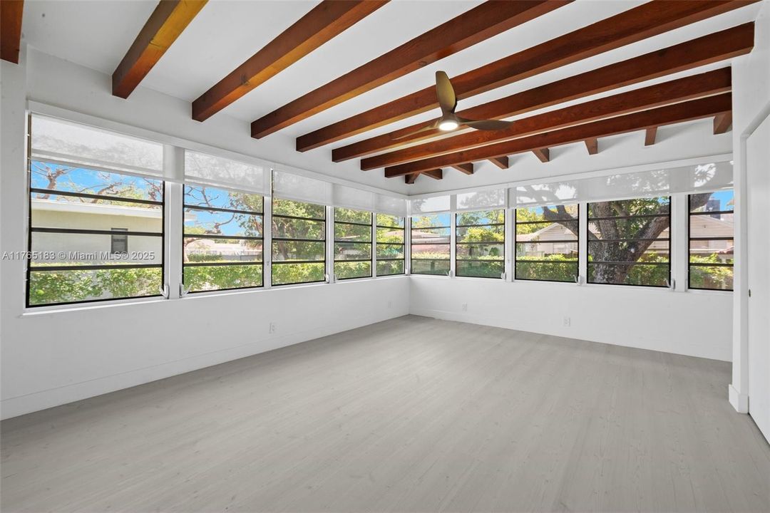 Recently Sold: $945,000 (3 beds, 2 baths, 1167 Square Feet)