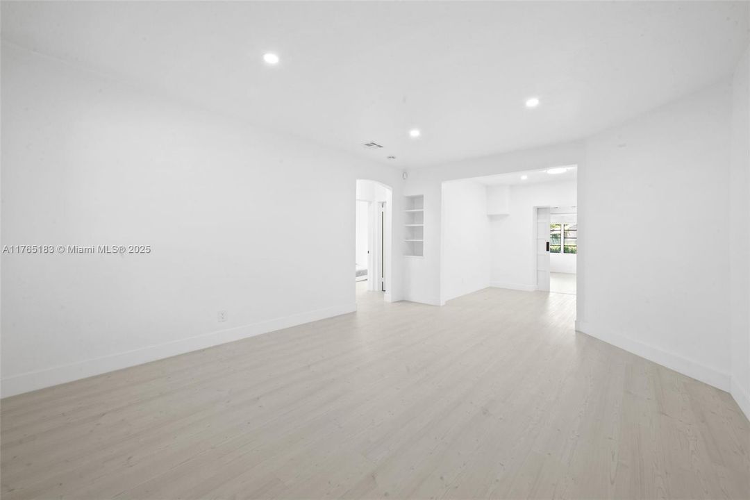 Recently Sold: $945,000 (3 beds, 2 baths, 1167 Square Feet)