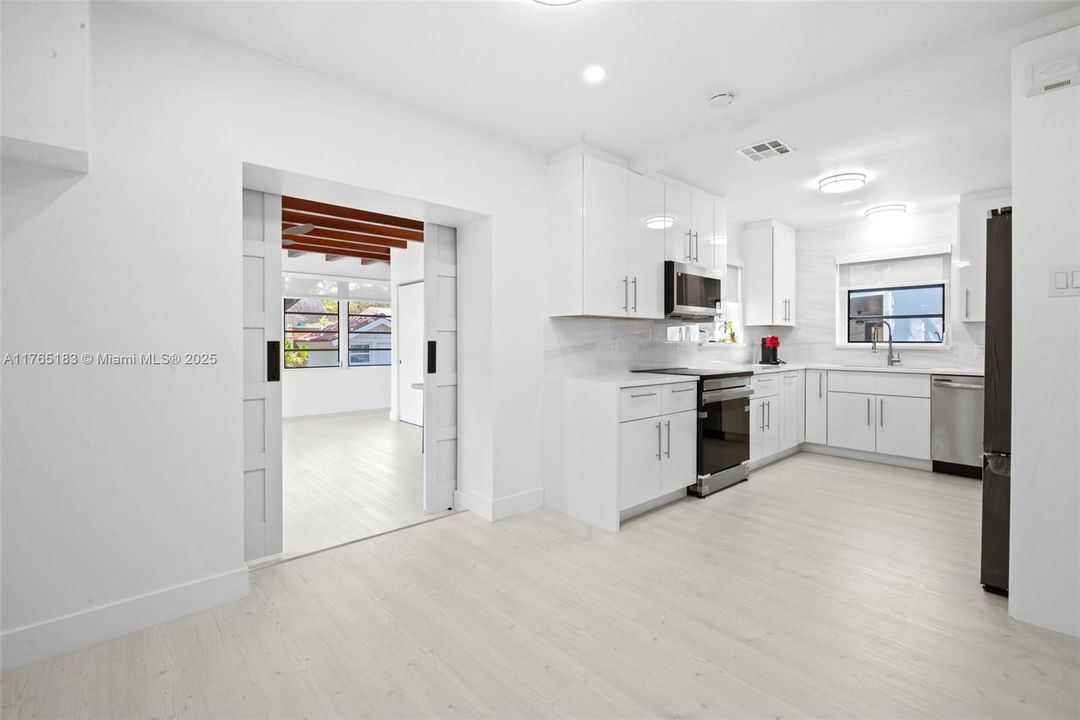 Recently Sold: $945,000 (3 beds, 2 baths, 1167 Square Feet)