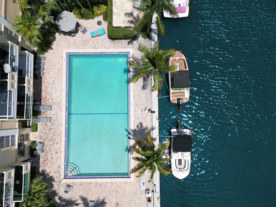 For Sale: $175,000 (1 beds, 1 baths, 723 Square Feet)