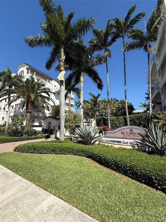 最近售出: $1,895,000 (3 贝兹, 3 浴室, 2640 平方英尺)