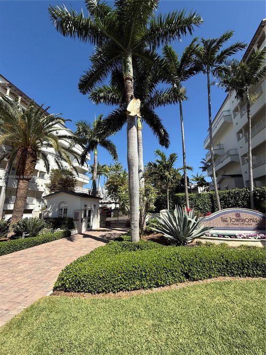 最近售出: $1,895,000 (3 贝兹, 3 浴室, 2640 平方英尺)