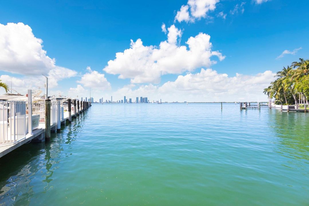 最近售出: $1,895,000 (3 贝兹, 3 浴室, 2640 平方英尺)