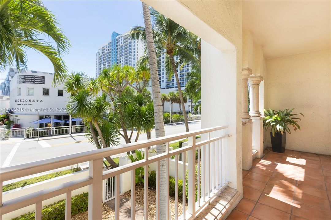 最近售出: $1,895,000 (3 贝兹, 3 浴室, 2640 平方英尺)