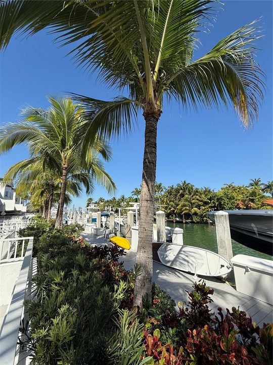 最近售出: $1,895,000 (3 贝兹, 3 浴室, 2640 平方英尺)