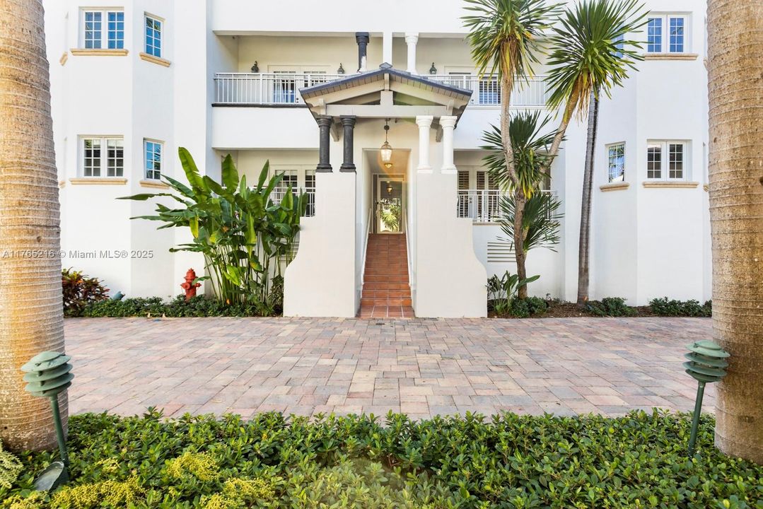 最近售出: $1,895,000 (3 贝兹, 3 浴室, 2640 平方英尺)