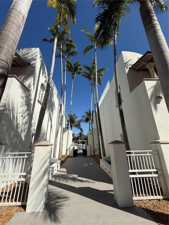 最近售出: $1,895,000 (3 贝兹, 3 浴室, 2640 平方英尺)