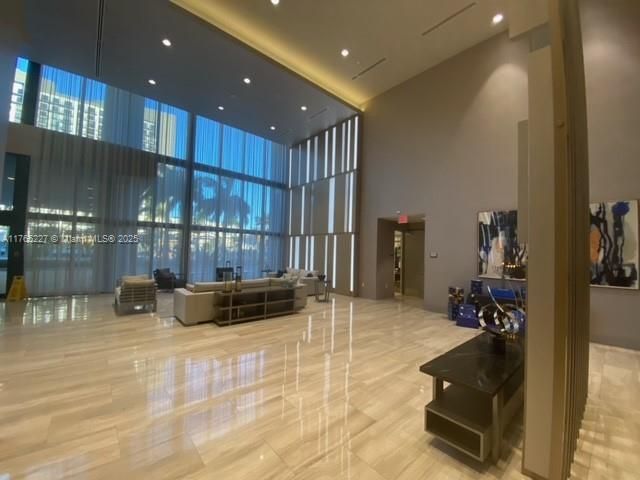 Recently Rented: $2,950 (1 beds, 1 baths, 778 Square Feet)