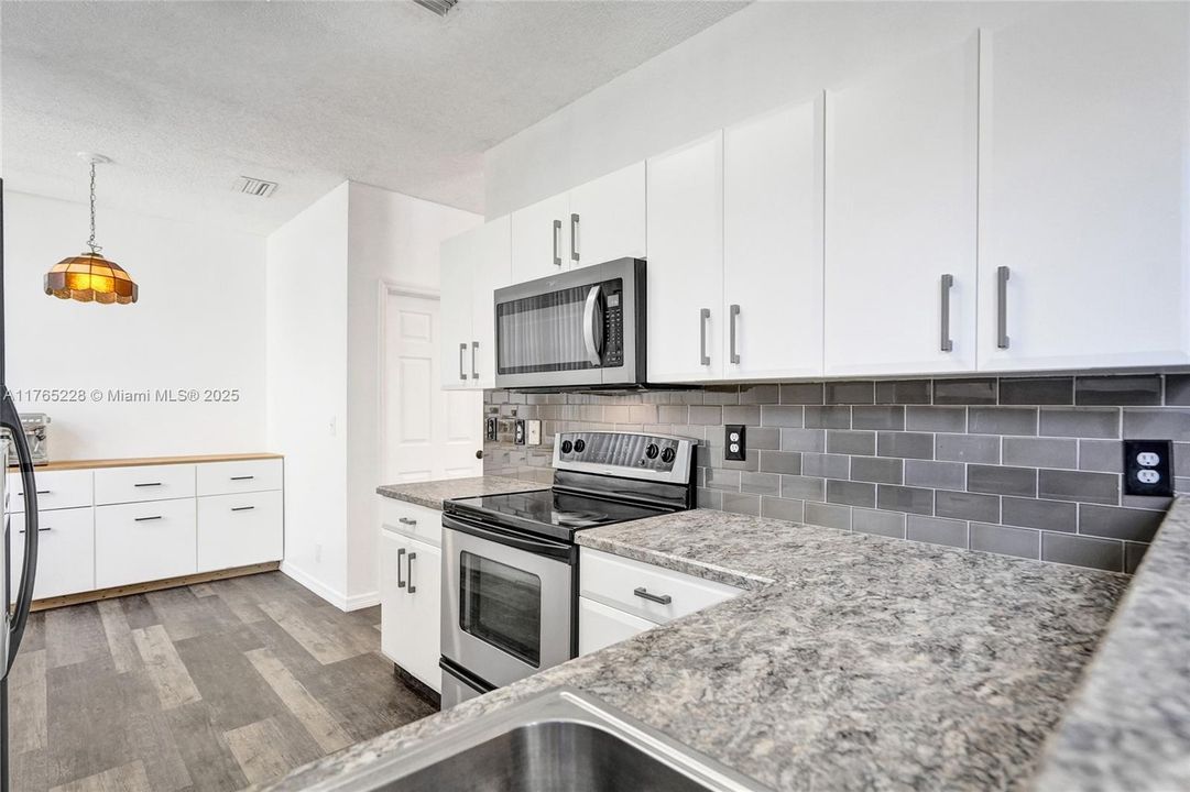 最近售出: $669,000 (4 贝兹, 2 浴室, 2292 平方英尺)