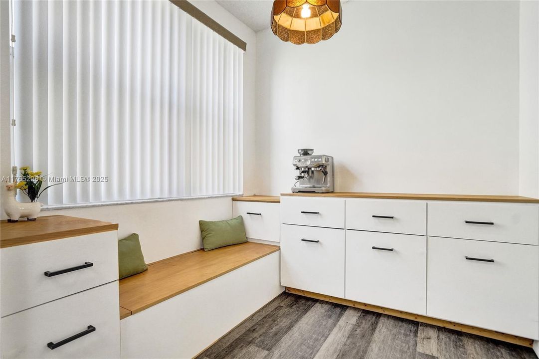 最近售出: $669,000 (4 贝兹, 2 浴室, 2292 平方英尺)