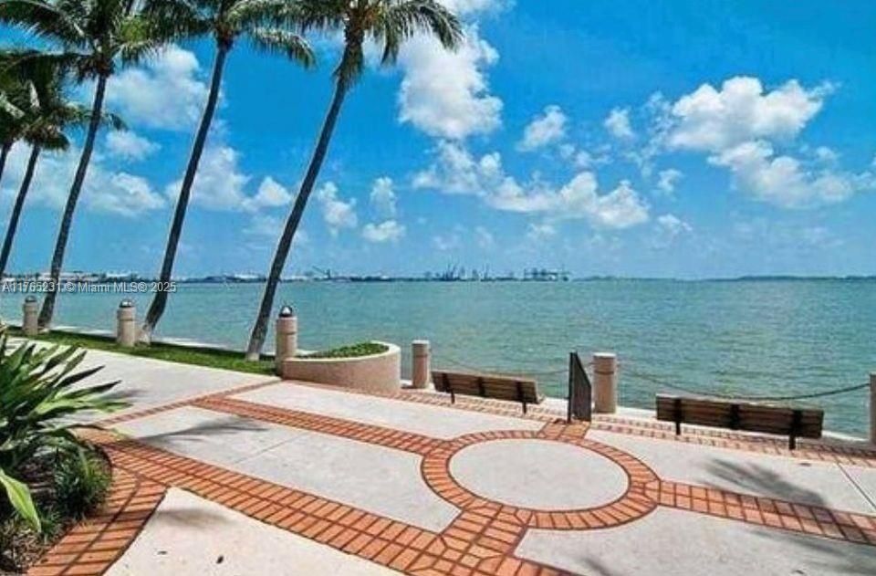 Недавно продано: $290,000 (1 спален, 1 ванн, 700 Квадратных фут)