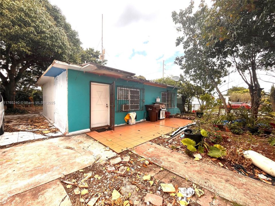 Recently Sold: $429,000 (2 beds, 1 baths, 1210 Square Feet)