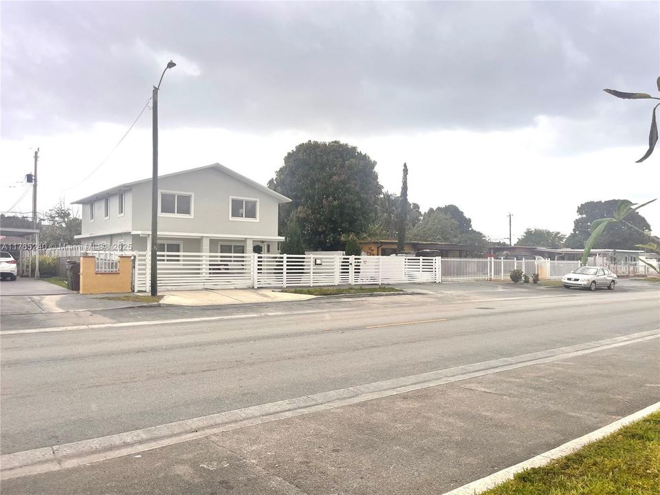 Recently Sold: $429,000 (2 beds, 1 baths, 1210 Square Feet)