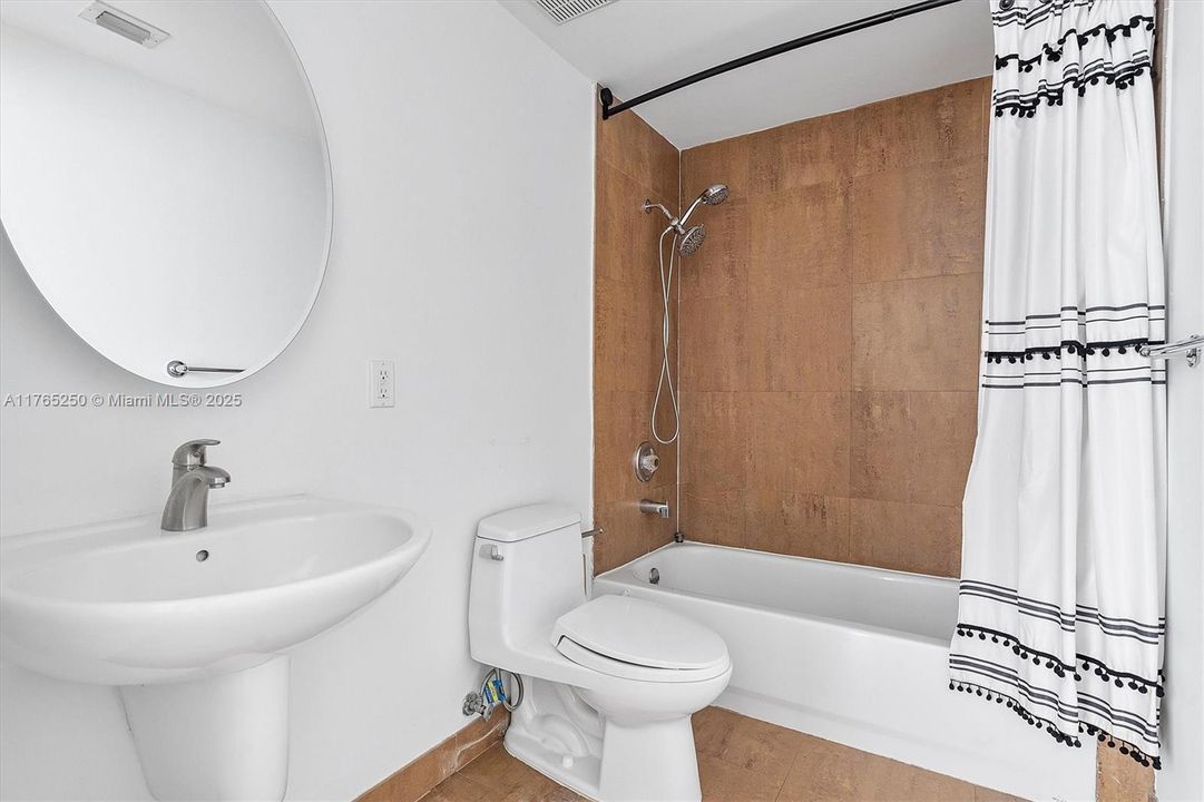 Recently Sold: $630,000 (2 beds, 2 baths, 1103 Square Feet)