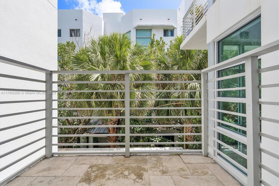 Recently Sold: $630,000 (2 beds, 2 baths, 1103 Square Feet)