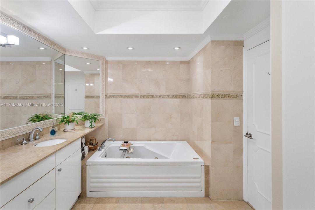 Recently Sold: $2,880,000 (3 beds, 3 baths, 2010 Square Feet)