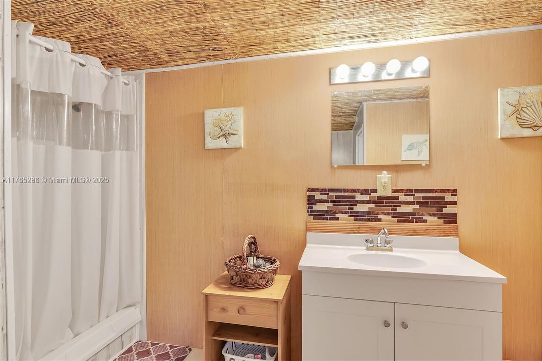 Recently Rented: $4,000 (3 beds, 3 baths, 1579 Square Feet)