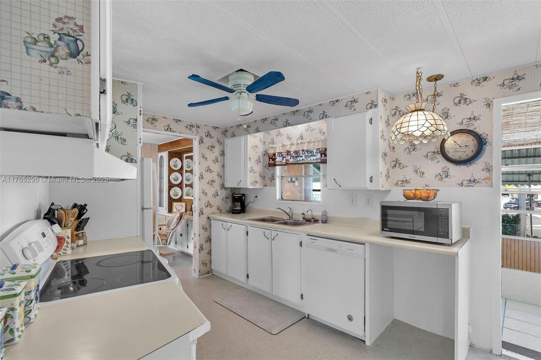 Recently Rented: $4,000 (3 beds, 3 baths, 1579 Square Feet)