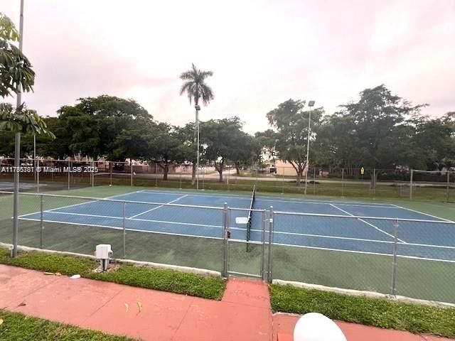 最近售出: $147,500 (1 贝兹, 1 浴室, 816 平方英尺)