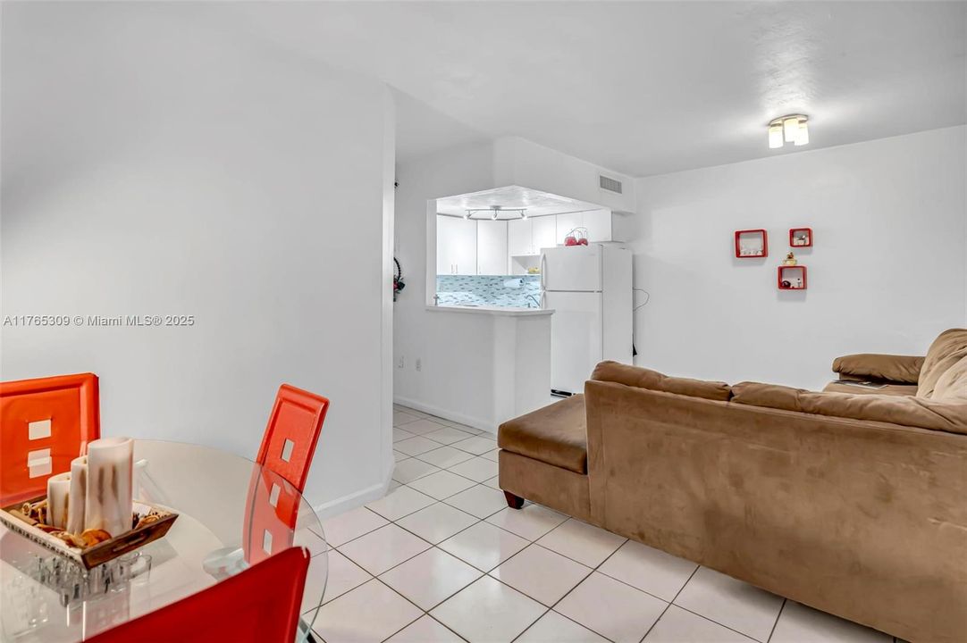 最近售出: $190,000 (1 贝兹, 1 浴室, 583 平方英尺)