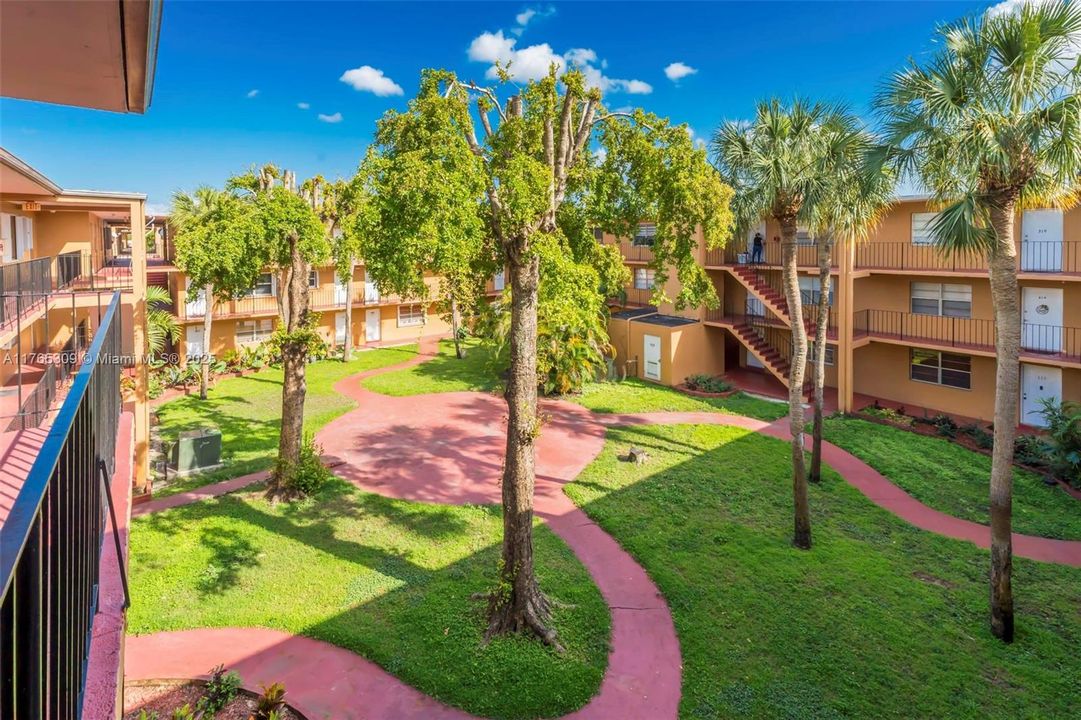 最近售出: $190,000 (1 贝兹, 1 浴室, 583 平方英尺)