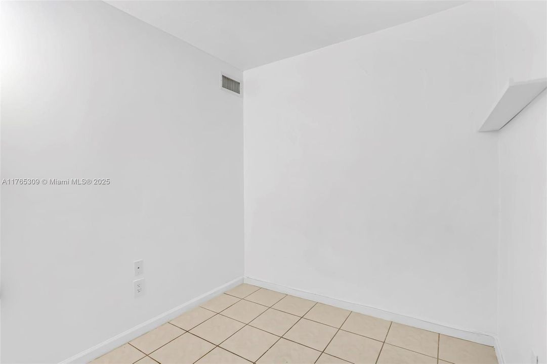 最近售出: $190,000 (1 贝兹, 1 浴室, 583 平方英尺)