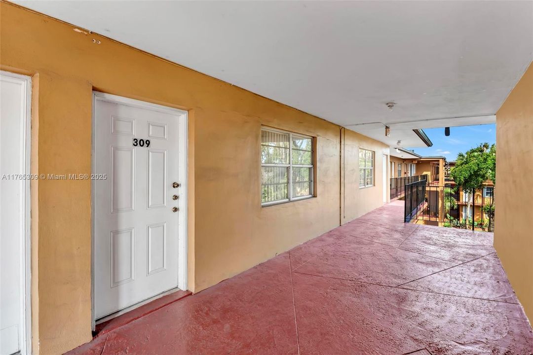 最近售出: $190,000 (1 贝兹, 1 浴室, 583 平方英尺)