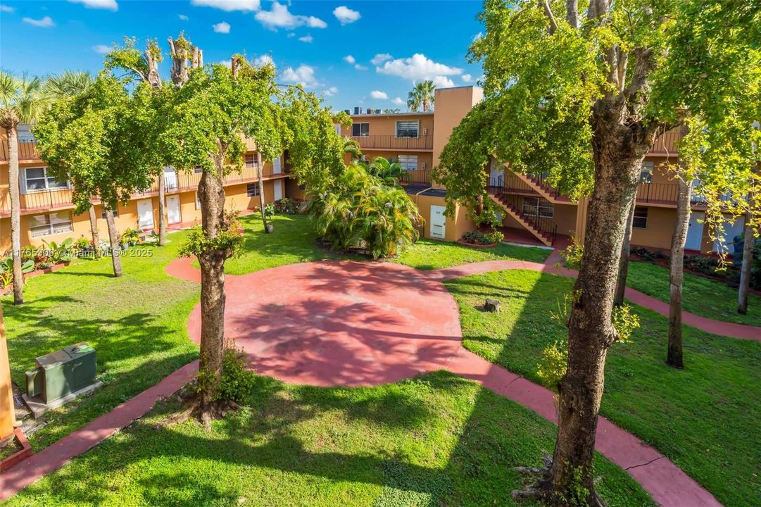 最近售出: $190,000 (1 贝兹, 1 浴室, 583 平方英尺)