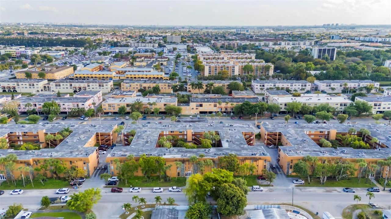 最近售出: $190,000 (1 贝兹, 1 浴室, 583 平方英尺)