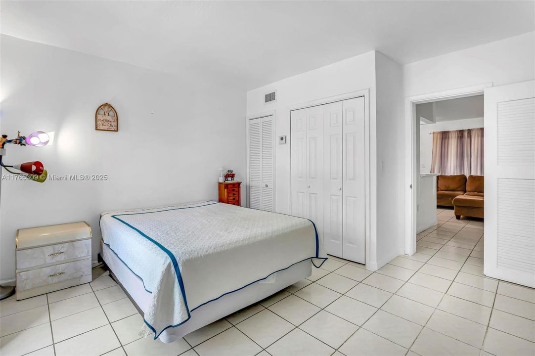 最近售出: $190,000 (1 贝兹, 1 浴室, 583 平方英尺)