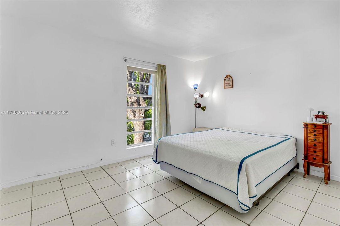 最近售出: $190,000 (1 贝兹, 1 浴室, 583 平方英尺)