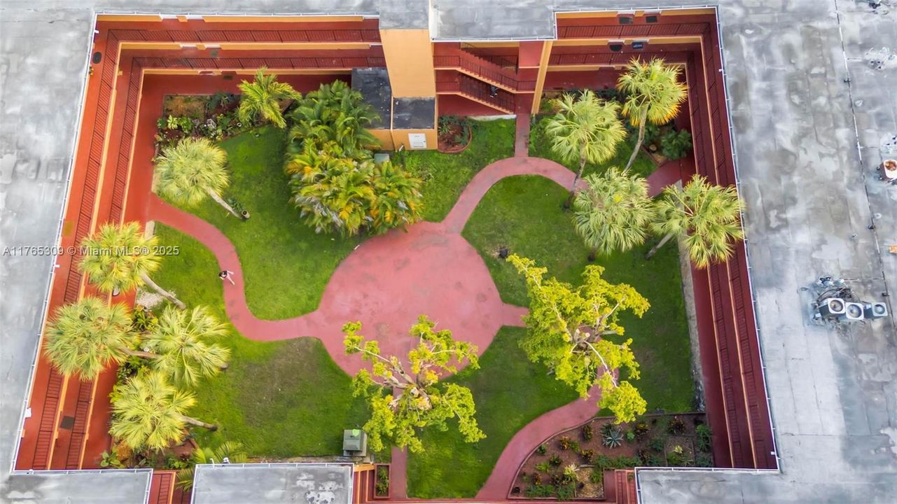 最近售出: $190,000 (1 贝兹, 1 浴室, 583 平方英尺)