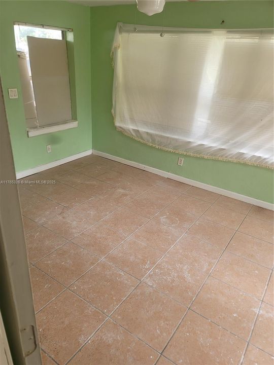 Под контрактом: $3,100 (4 спален, 2 ванн, 1193 Квадратных фут)