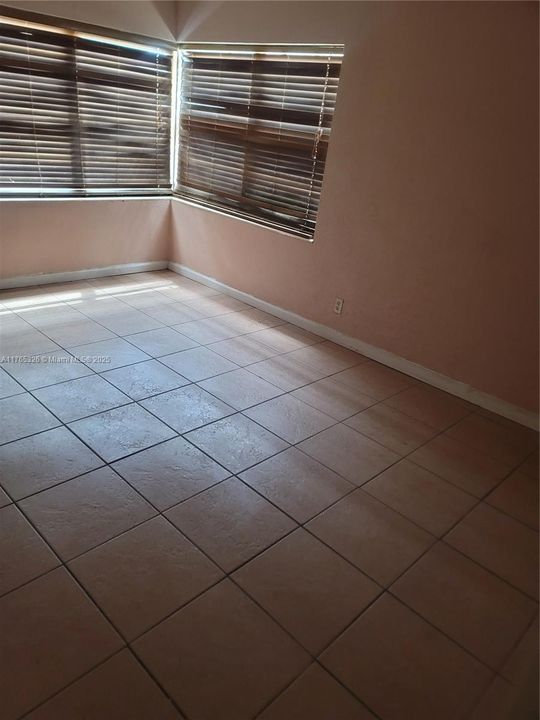 Под контрактом: $3,100 (4 спален, 2 ванн, 1193 Квадратных фут)