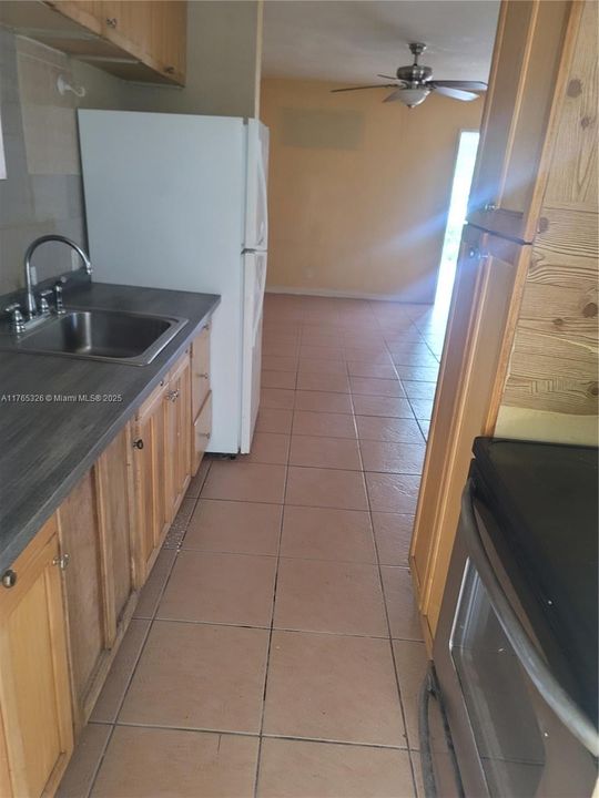 Под контрактом: $3,100 (4 спален, 2 ванн, 1193 Квадратных фут)