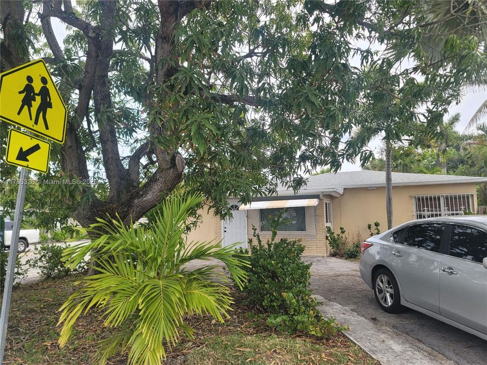 Под контрактом: $3,100 (4 спален, 2 ванн, 1193 Квадратных фут)