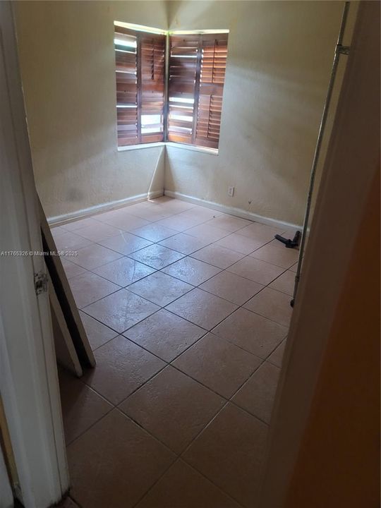 Под контрактом: $3,100 (4 спален, 2 ванн, 1193 Квадратных фут)