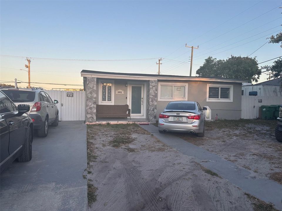 最近售出: $497,000 (3 贝兹, 1 浴室, 888 平方英尺)