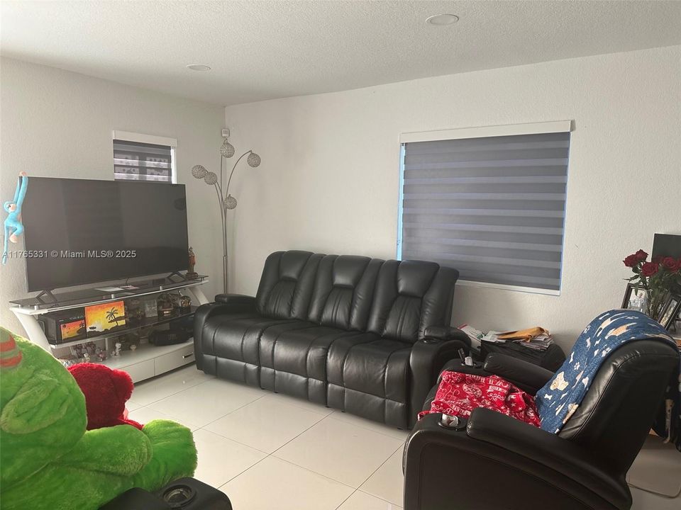 最近售出: $497,000 (3 贝兹, 1 浴室, 888 平方英尺)