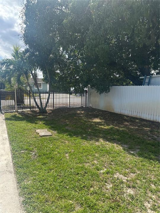 Recently Rented: $3,200 (3 beds, 1 baths, 1254 Square Feet)