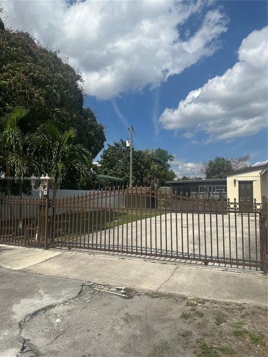 Recently Rented: $3,200 (3 beds, 1 baths, 1254 Square Feet)