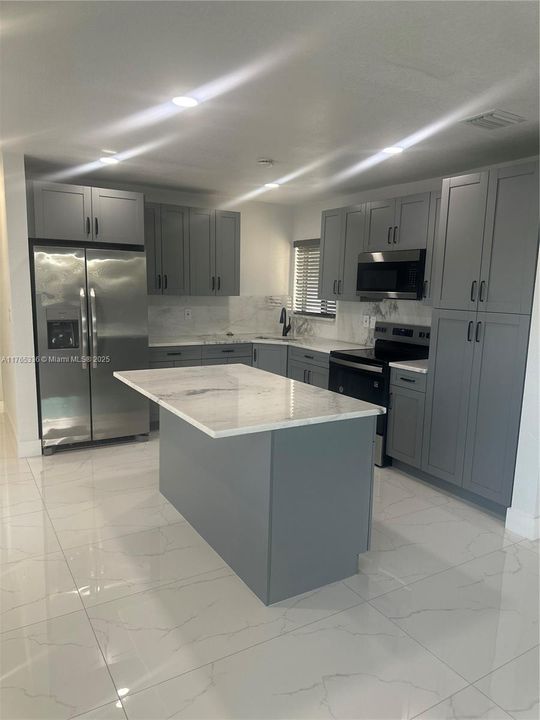 Recently Rented: $3,200 (3 beds, 1 baths, 1254 Square Feet)