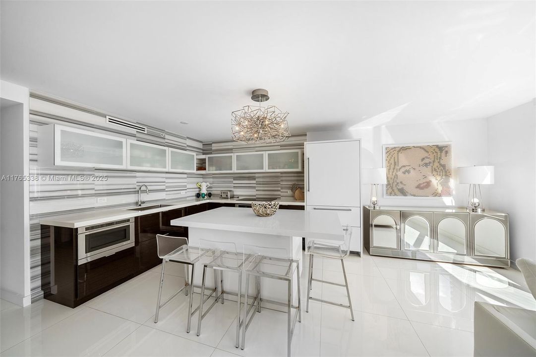 Recently Sold: $1,425,000 (2 beds, 2 baths, 1042 Square Feet)