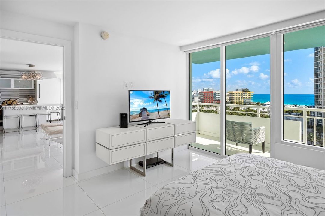 Recently Sold: $1,425,000 (2 beds, 2 baths, 1042 Square Feet)
