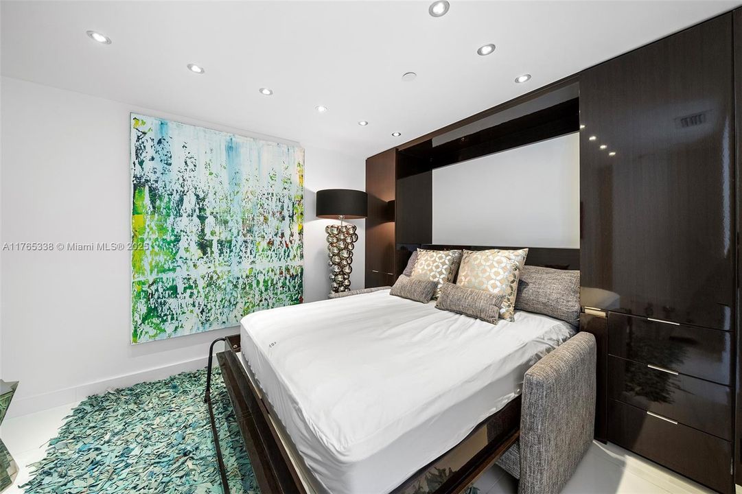 Recently Sold: $1,425,000 (2 beds, 2 baths, 1042 Square Feet)