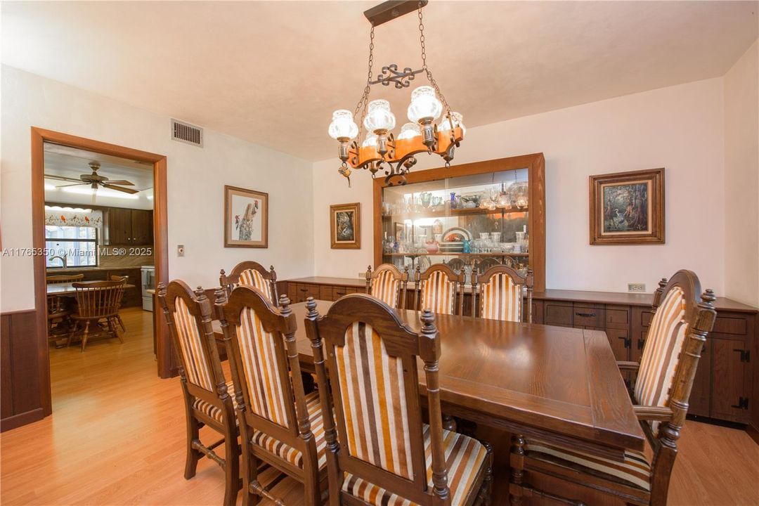 Recently Sold: $3,500,000 (6 beds, 3 baths, 2954 Square Feet)